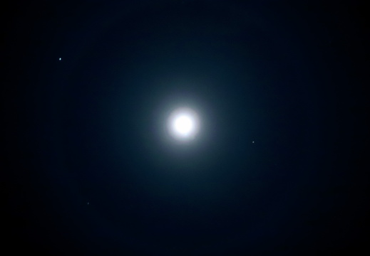 I love this halo around the Moon.